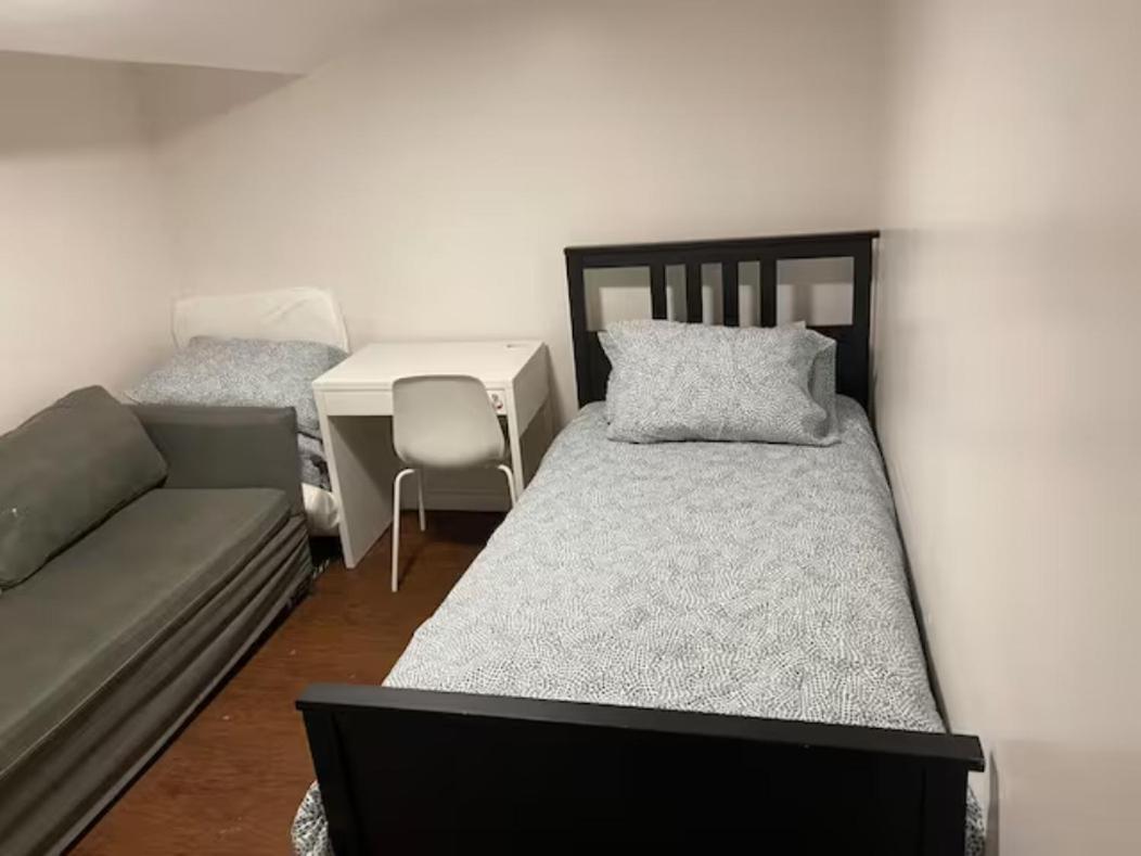 Basemewnt Room With Private Bathroom 36C Toronto Buitenkant foto